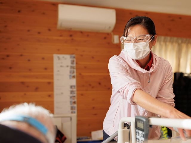 優しいスタッフの笑顔室 スタッフイメージ リラックスした雰囲気で、入居者と優しく接するスタッフがいます。温かい交流が感じられます。