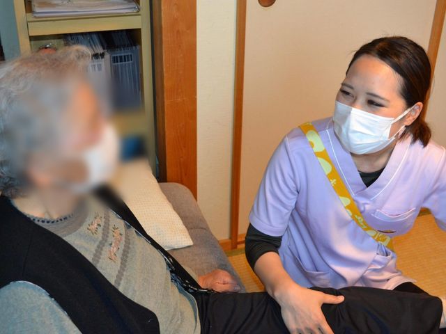 介護士と利用者の交流 スタッフイメージ 介護士が利用者に寄り添いながらサポートしています。温かいコミュニケーションが感じられます。