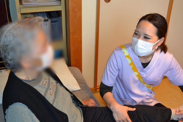 介護士と利用者の交流 スタッフイメージ 介護士が利用者に寄り添いながらサポートしています。温かいコミュニケーションが感じられます。