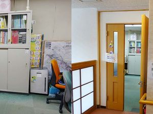 掲示物のある廊下  