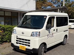 送迎車が停車する外観  