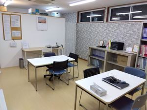 机と棚のある多目的室  