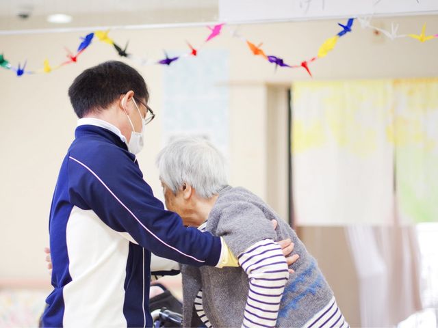 自然光が差し込む場 内観   職員と利用者が交流している様子です。明るい空間が心地よさを提供しています。