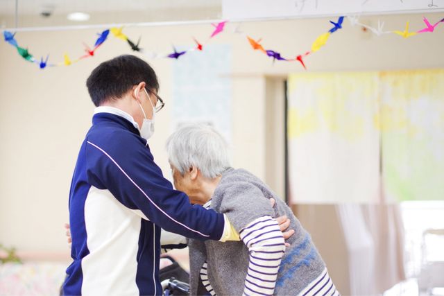 自然光が差し込む場 内観   職員と利用者が交流している様子です。明るい空間が心地よさを提供しています。