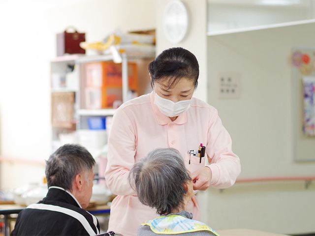 親切な対応をするスタッフと人々の様子 スタッフイメージ 施設内ではスタッフが親身になってサポートしています。安心感のある環境が整っています。