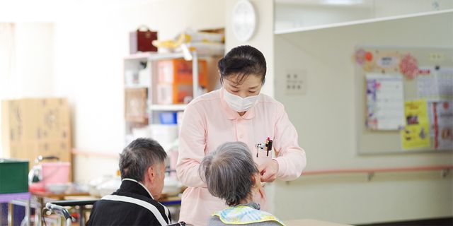 親切な対応をするスタッフと人々の様子 スタッフイメージ 施設内ではスタッフが親身になってサポートしています。安心感のある環境が整っています。