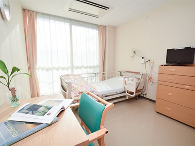 居室の一角 居室 広々とした個室で、自然光が降り注ぎ心地よい環境です。快適な就業をサポートします。