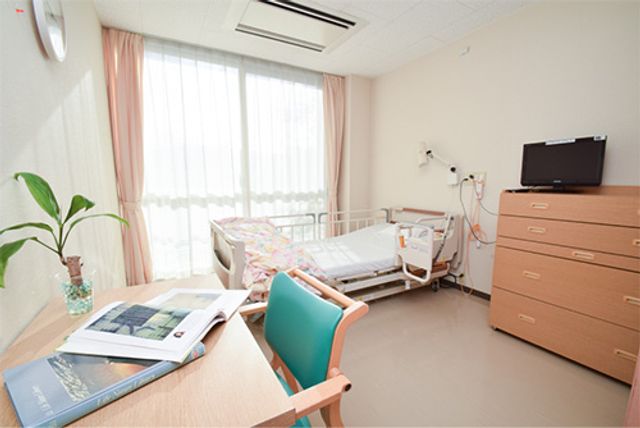 居室の一角 居室 広々とした個室で、自然光が降り注ぎ心地よい環境です。快適な就業をサポートします。