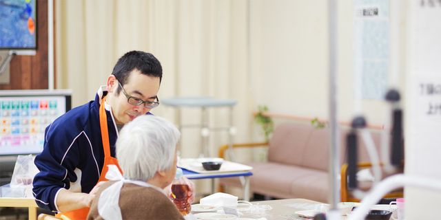 談話が生まれる場所 リビング テレビを観たり談笑したりできる、広々とした空間です。リラックスした雰囲気が魅力的です。