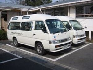 送迎車が並ぶ外観