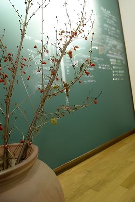 落ち着いた装飾の廊下