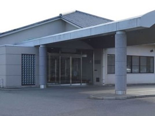 広い入口の建物外観