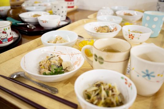 食事が並んだテーブル