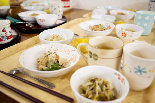 食事が並んだテーブル