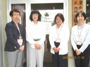 スタッフが並ぶ玄関前  