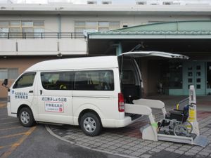 送迎車と昇降装置の外観  