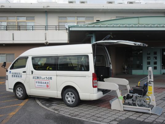 送迎車と昇降装置の外観  