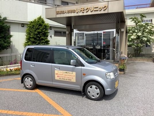 送迎車のあるエントランス
