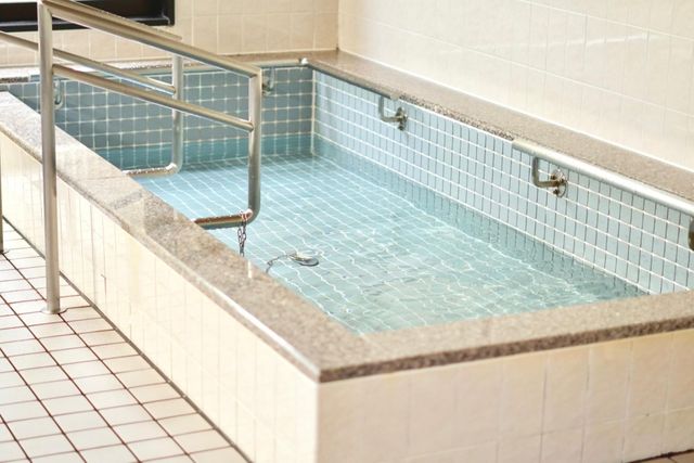 手すり付き浴槽の浴室 浴室 手すり付きの広々とした浴槽があり、安全に配慮されています。温かな空間でリラックスできます。