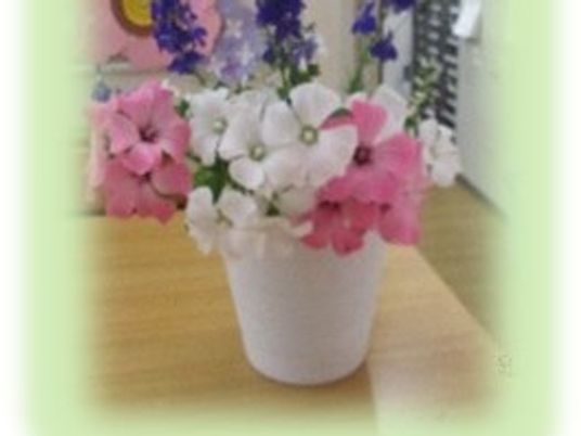 花の鉢がある机  
