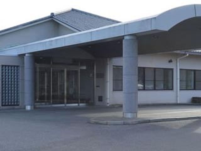 出入口の建物外観 外観 広いエントランスは、車椅子でも安心して出入りできる設計になっています。スタッフも快適に働けます。
