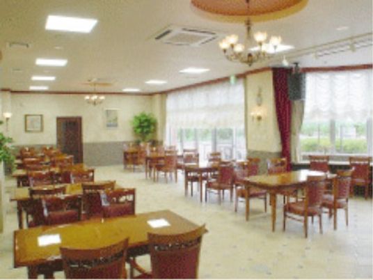 広々とした明るい食堂