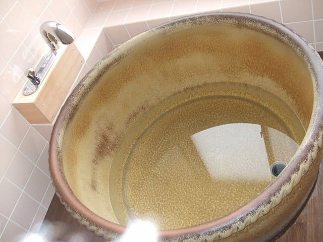 浴槽と洗面台の浴室 浴室   広めの浴槽が目を引く浴室です。手すり付きの洗面台もあり、入浴時の動線を考えたつくりです。