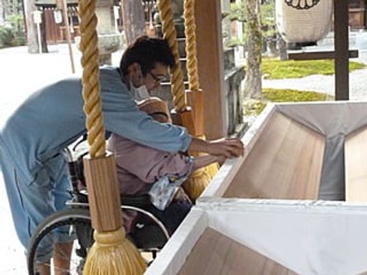 車椅子の人物がいる屋外