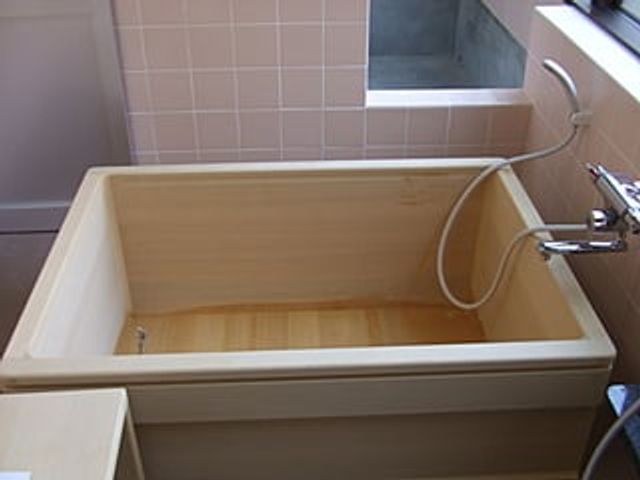 木製の浴槽がある浴室 浴室 木製の浴槽が設置された明るい浴室です。自然素材ならではの温もりを感じられます。