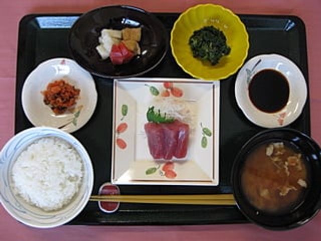 バランスの良い和定食 料理 彩り豊かな和定食です。栄養バランスを考慮した健康的な食事が提供されます。