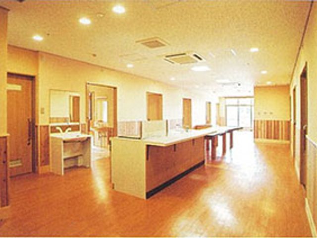 明るい廊下 廊下 広々とした廊下は、自然光が差し込み、気持ちよく働ける環境です。清潔感も感じられます。