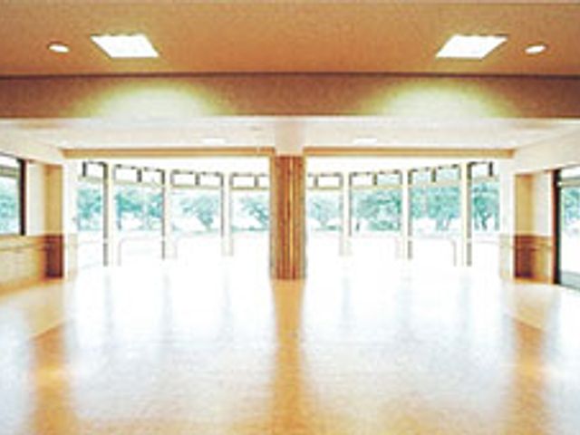 自然光が入る部屋 ラウンジ 広々としたラウンジで、自然光が部屋全体に差し込みます。ゆったりとした時間を過ごせる環境です。