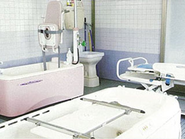 清潔な浴室設備 浴室 福祉用具を備えた清潔なスペースです。安全で快適な入浴体験を提供します。