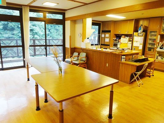 窓の大きいラウンジ