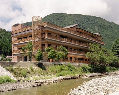 自然に囲まれた建物外観