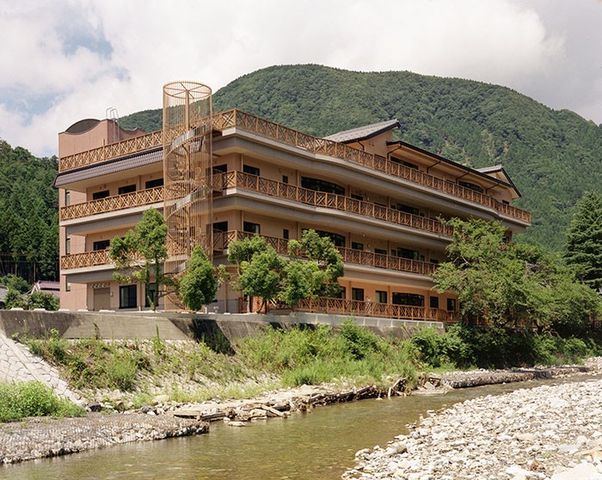 自然に囲まれた建物外観 外観 自然豊かな環境に位置する建物は、静かで落ち着いた雰囲気です。周囲の緑が心を和ませます。