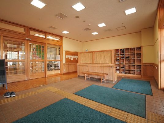 木製の下足箱と入口
