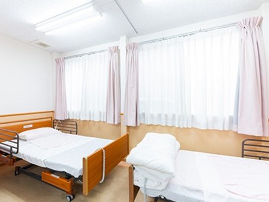 明るい居室のベッド  