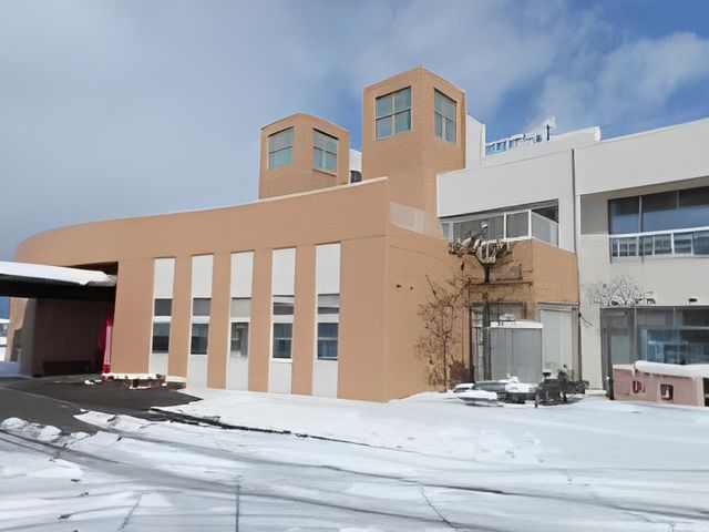 雪景色の外観 外観 冬の静けさが感じられる落ち着いた雰囲気のある建物です。施設の温かみが伝わります。
