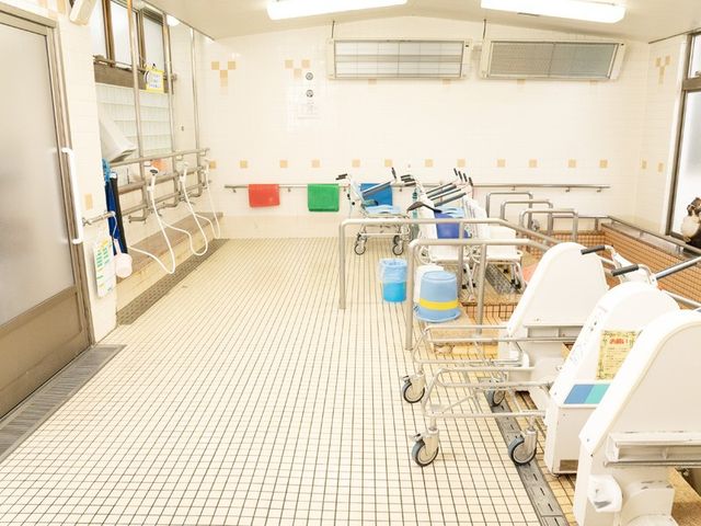 ゆったりした浴室 浴室 広々とした空間に介助用の設備が整っており、安心して働けます。