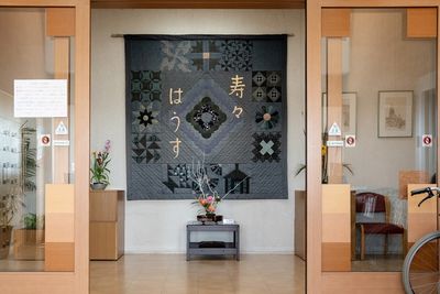 落ち着いた飾りの廊下