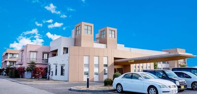 駐車場付き建物の外観