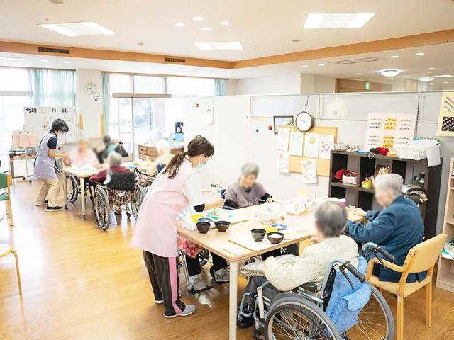 明るい共有スペース ダイニングルーム 広々とした明るいダイニングです。多くの方がリラックスしながら活動できる心地よい場所です。