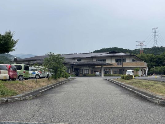 緑に囲まれた建物外観