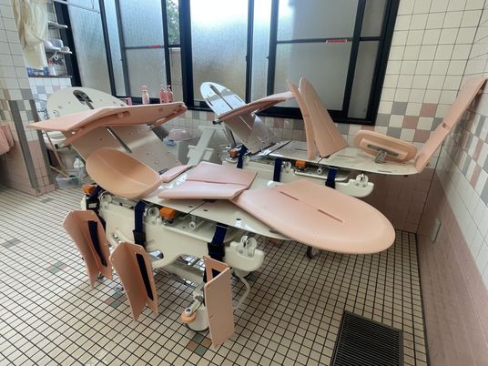 明るい浴室設備