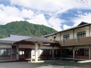 山を望む施設外観  