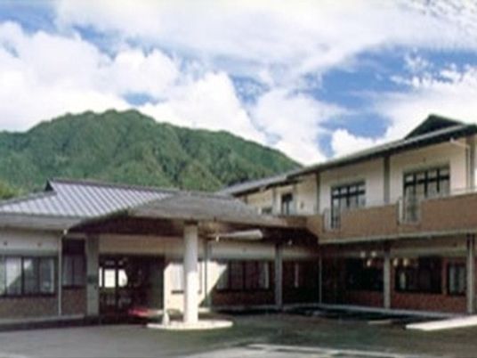 山を望む施設外観  