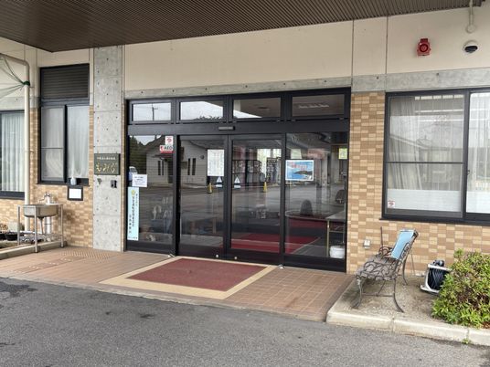 広い自動ドアのエントランス