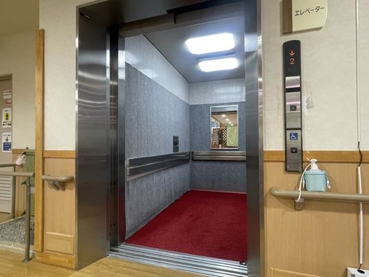 車椅子対応のエレベーター