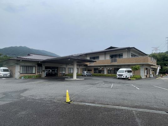 落ち着いた建物外観